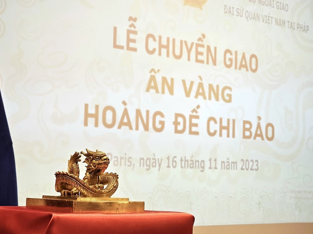 Ấn vàng Hoàng đế chi bảo