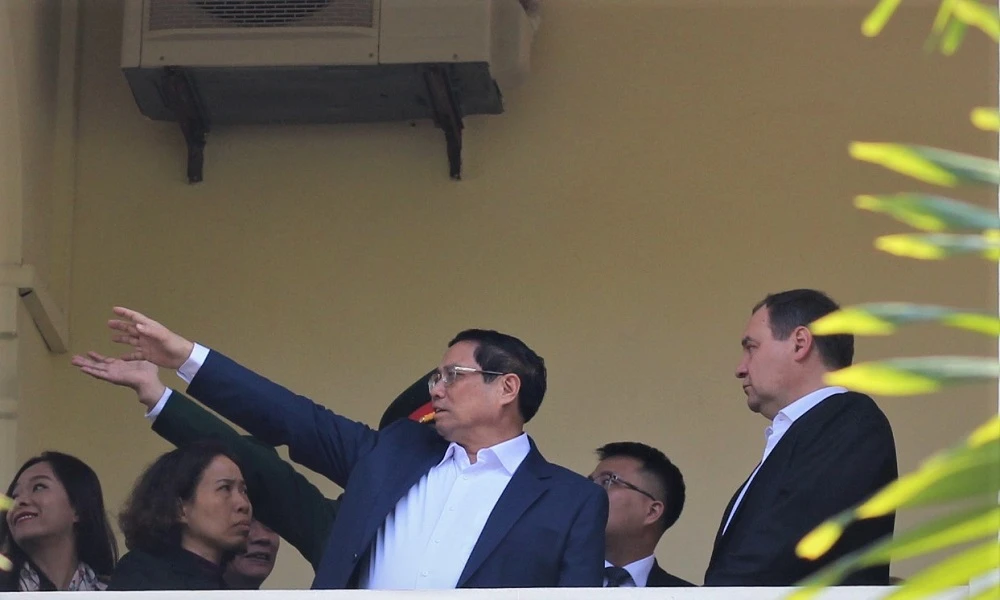 thu-tuong-pham-minh-chinh-va-thu-tuong-belarus-uong-ca-phe-tham-cot-co-ha-noi-1.jpg