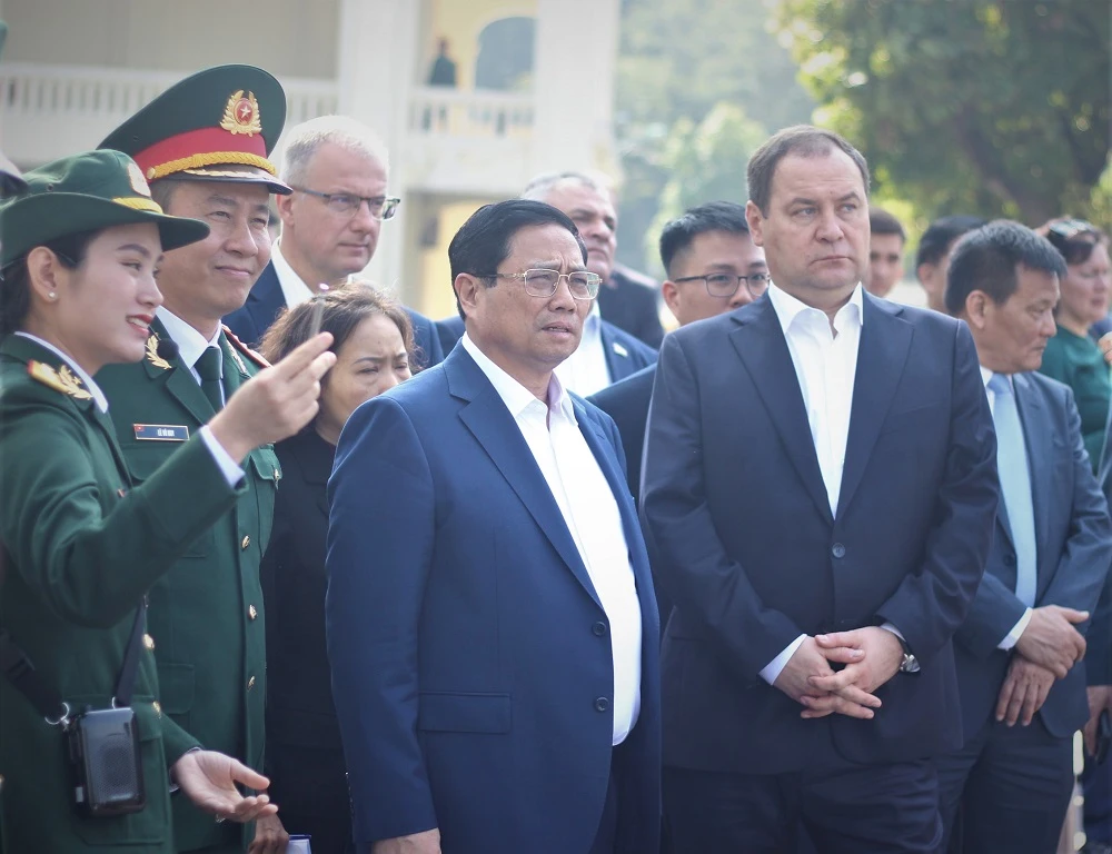 thu-tuong-pham-minh-chinh-va-thu-tuong-belarus-uong-ca-phe-tham-cot-co-ha-noi-4.jpg
