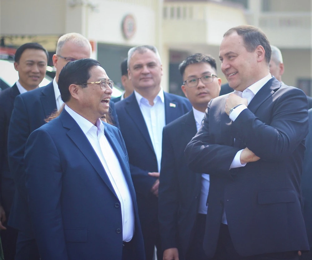 thu-tuong-pham-minh-chinh-va-thu-tuong-belarus-uong-ca-phe-tham-cot-co-ha-noi-5.jpg