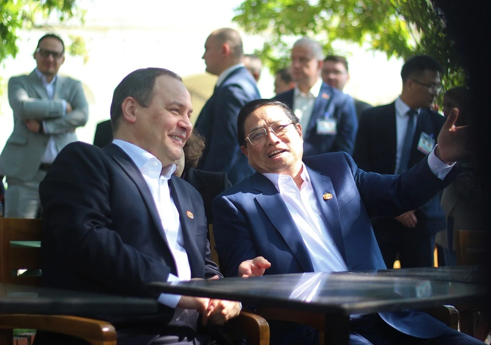 thu-tuong-pham-minh-chinh-va-thu-tuong-belarus-uong-ca-phe-tham-cot-co-ha-noi-9.jpg