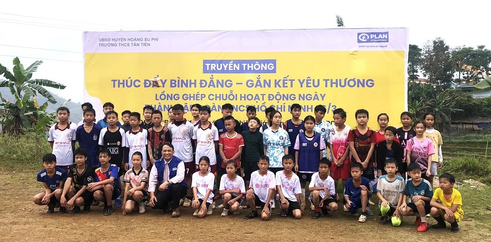 hoc-sinh-mien-nui-da-bong-duoi-con-mua-thuc-day-binh-dang-gioi--8.jpeg