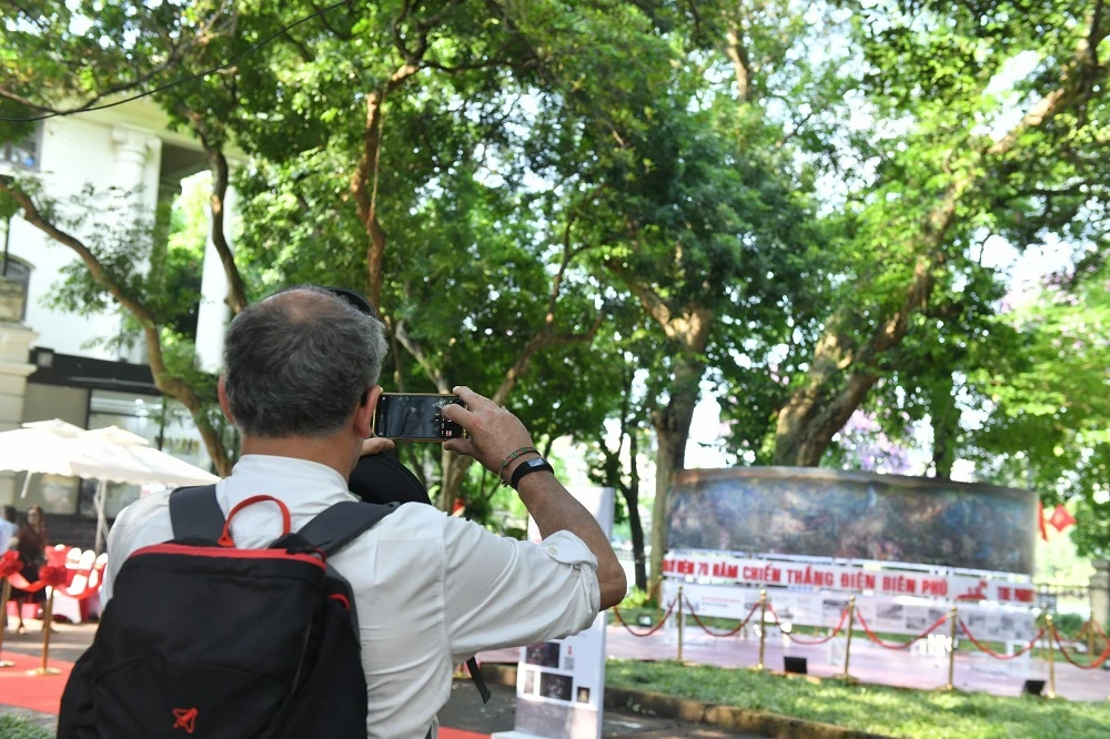 nguoi-nuoc-ngoai-hao-hung-voi-tranh-panorama-ky-niem-70-nam-chien-thang-dien-bien-phu-7.jpg