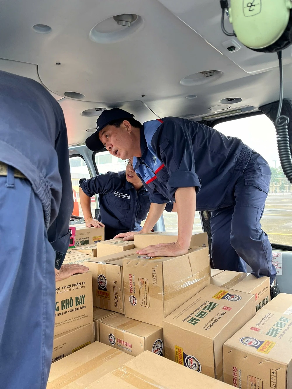 may-bay-quan-su-tiep-tuc-lam-nhiem-vu-van-chuyen-hang-hoa-o-vung-bao-lu.jpg