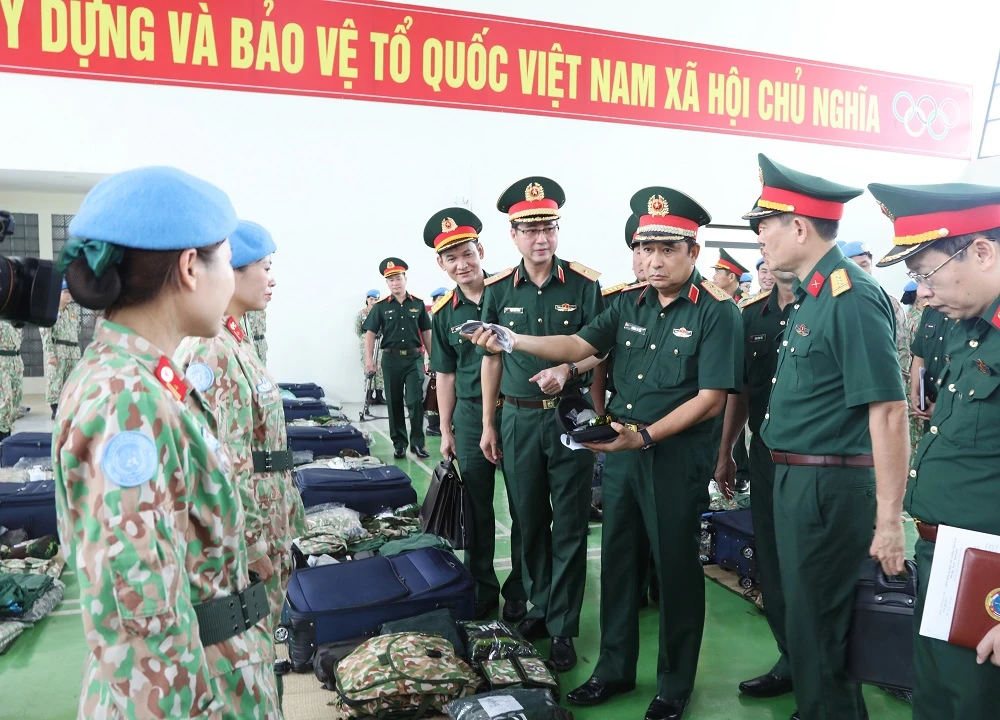 thuong-tuong-phung-si-tan-kiem-tra-cong-tac-chuan-bi-le-xuat-quan-benh-vien-da-chien-5.JPG