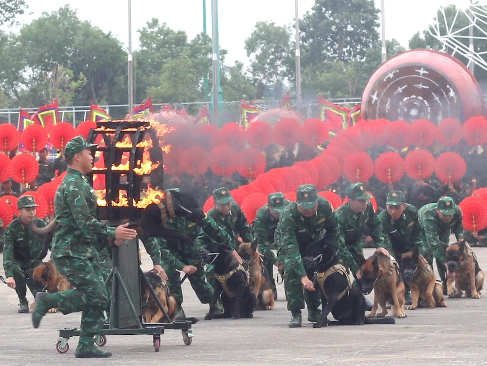 chien-si-dau-vo-vuot-qua-vong-lua-tai-trien-lam-quoc-phong-quoc-te-viet-nam-2024-11.JPG