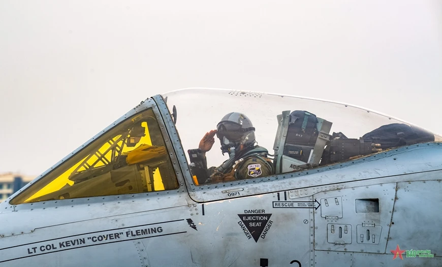 Máy bay vận tải quân sự