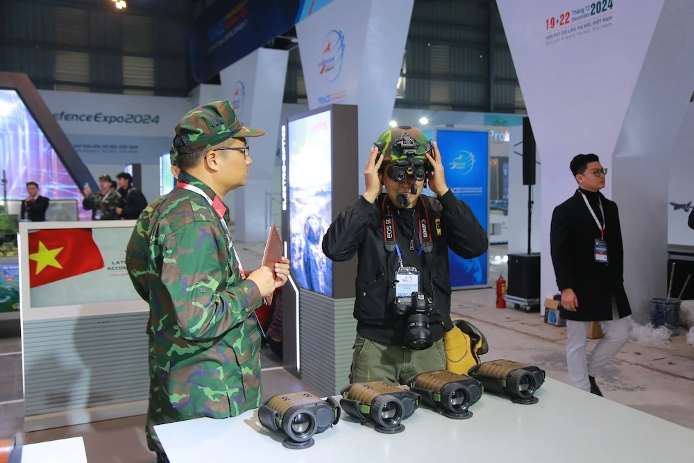 can-canh-thiet-bi-quan-su-tai-trien-lam-quoc-phong-quoc-te-viet-nam--1.jpg