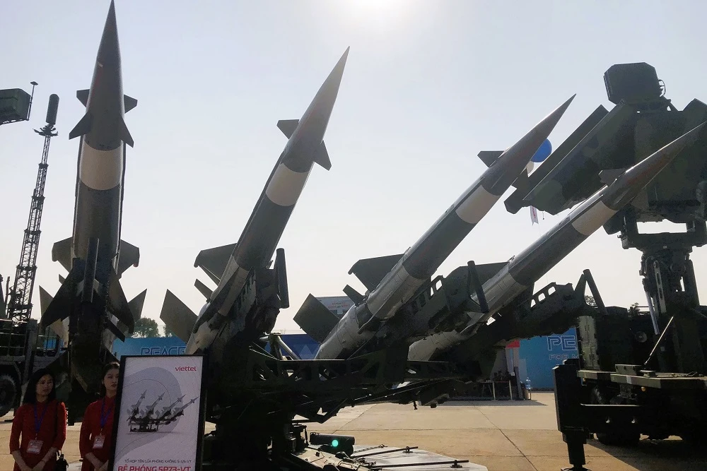chiem-nguong-khi-tai-quan-su-cua-viet-nam-tai-trien-lam-quoc-phong-quoc-te-viet-nam.JPEG