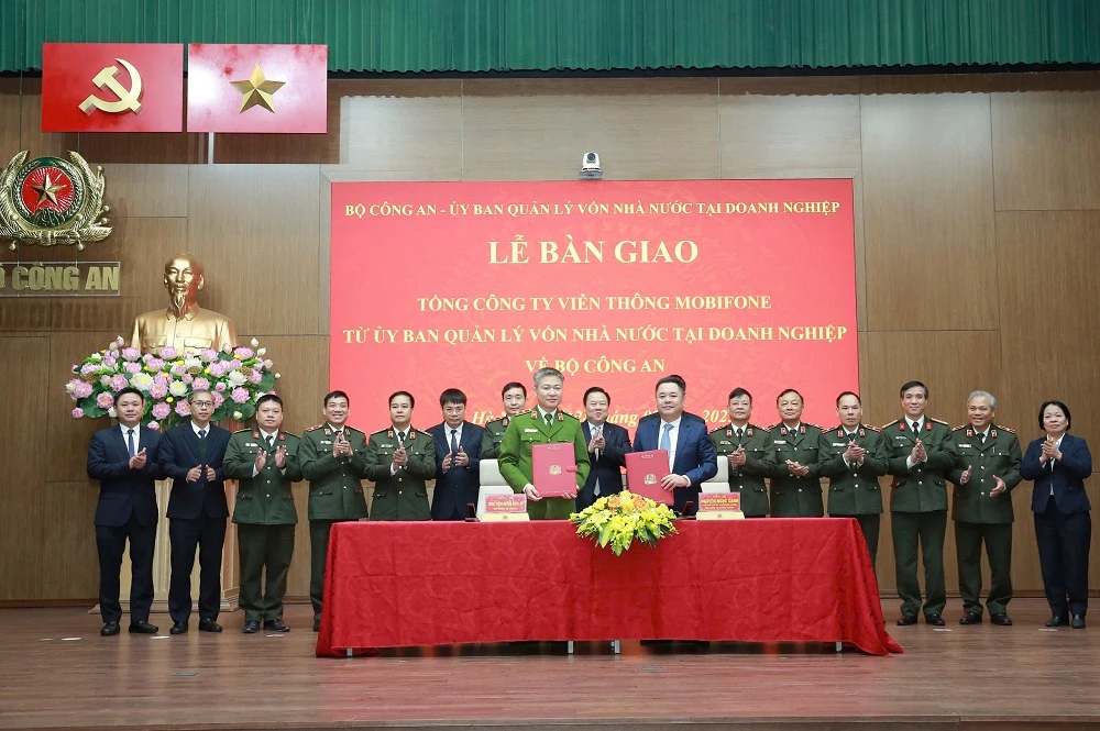 ban-giao-tong-cong-ty-vien-thong-mobifone-ve-bo-cong-an--2.jpg