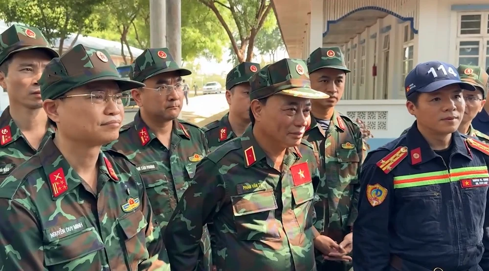 luc-luong-cuu-ho-viet-nam-trinh-sat-hien-truong-dong-dat-o-myanmar-.png