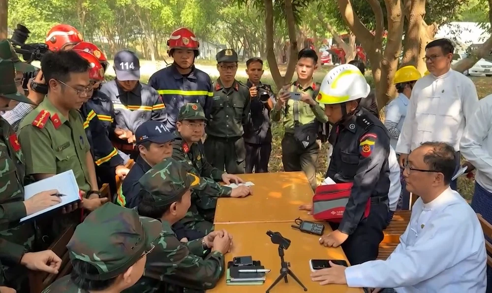 luc-luong-cuu-ho-viet-nam-trinh-sat-hien-truong-dong-dat-o-myanmar--3.jpg