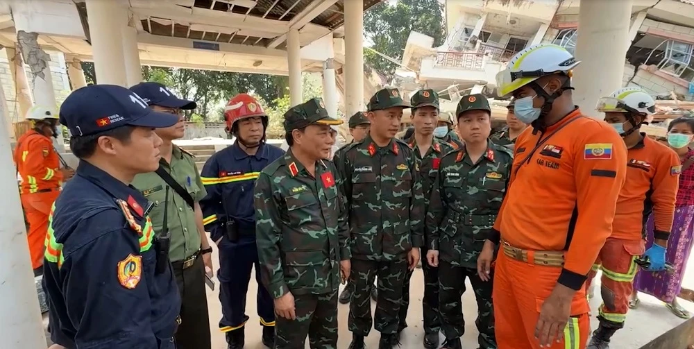 luc-luong-cuu-ho-viet-nam-trinh-sat-hien-truong-dong-dat-o-myanmar--4.jpg