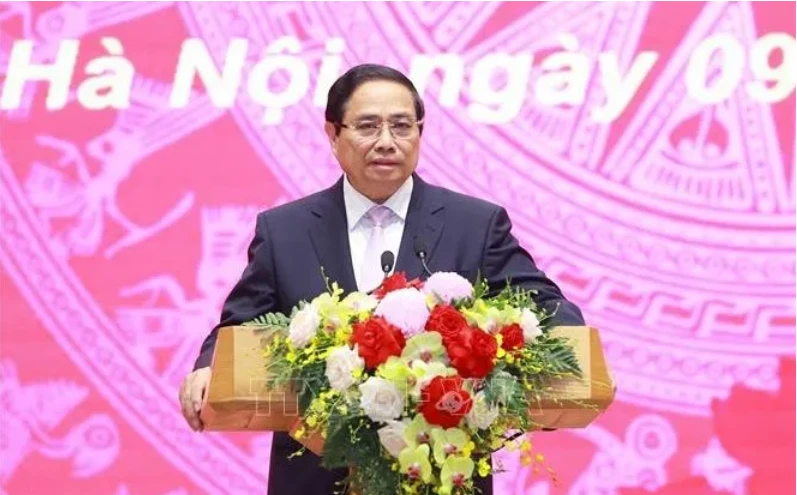 Thủ tướng Phạm Minh Chính động viên, tuyên dương các lực lượng hỗ trợ Myanmar khắc phục hậu quả động đất. Ảnh: TTXVN.