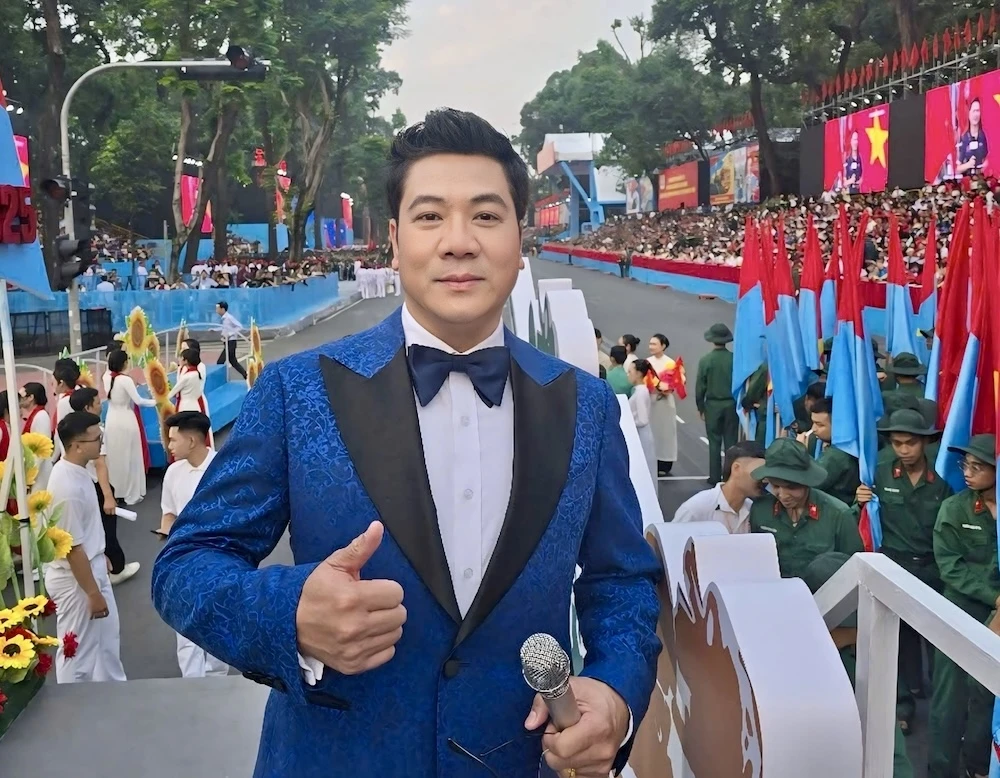 NSND Quốc Hưng trước giờ biểu diễn sáng 30 (1).jpg