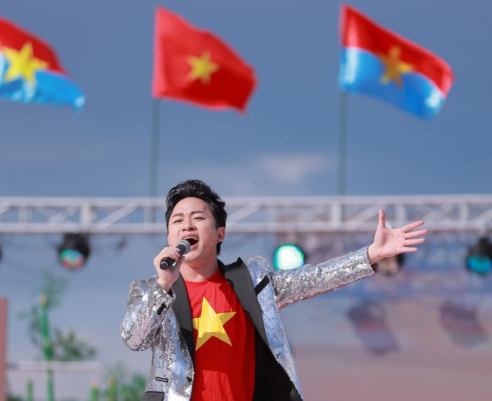 Ca sĩ Tùng Dương