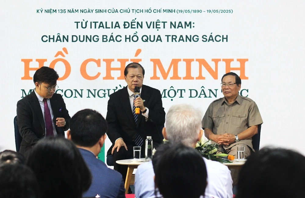 cuon-sach-ho-chi-minh-mot-con-nguoi-va-mot-dan-toc-den-voi-ban-doc-viet-nam.JPG