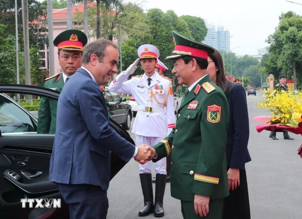 hợp tác quốc phòng,