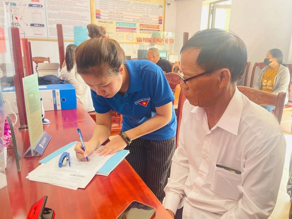Tại Trung tâm Phục vụ hành chính công, Đoàn thanh niên xã Thần Lĩnh, tỉnh Nghệ An, đã tổ chức ra quân hỗ trợ người dân tiếp cận, hoàn thiện các thủ tục, góp phần giúp bộ máy vận hành thông suốt.