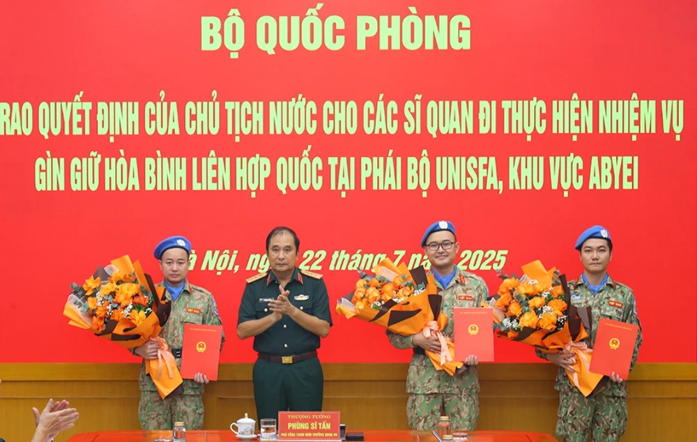 trao-quyet-dinh-cho-si-quan-tham-gia-gin-giu-hoa-binh-tai-phai-bo-unisfa-2.jpeg