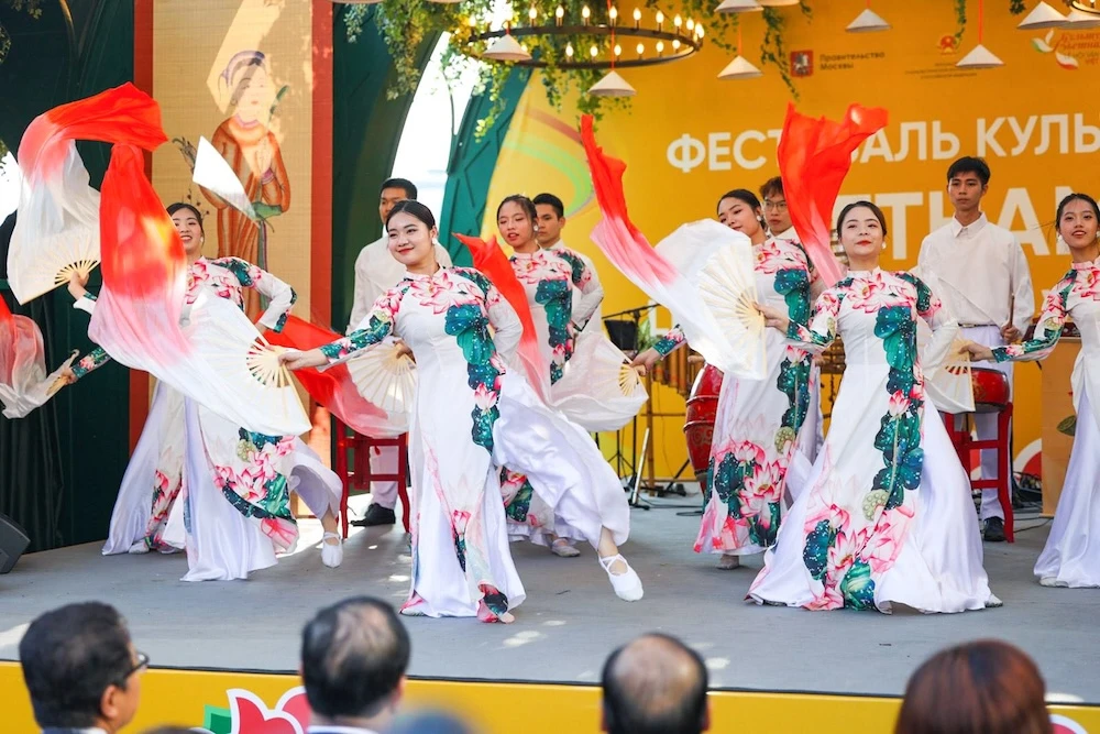 gan-1-trieu-nguoi-tham-du-le-hoi-van-hoa-viet-nam-tai-matxcova-nga-3.jpg