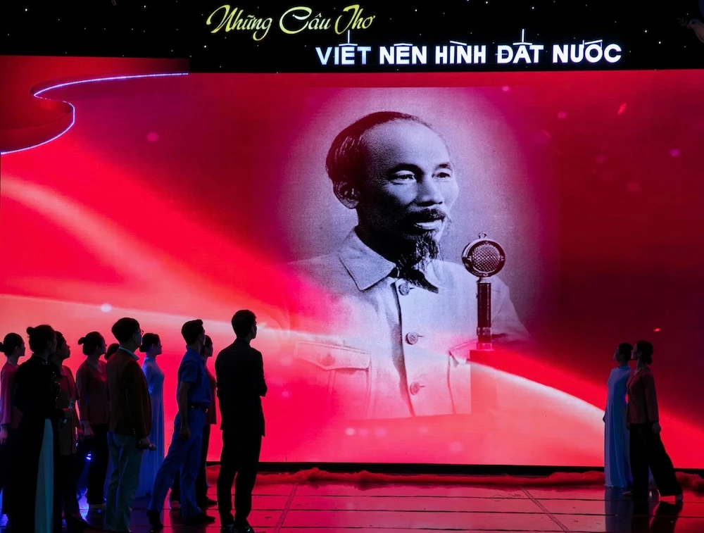 Những câu thơ viết nên hình đất nước