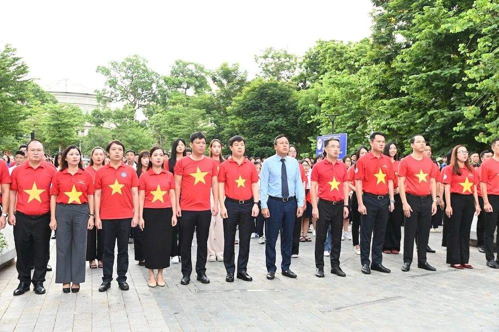 Lễ chào cờ Tôi yêu Tổ quốc tôi tại Hà Nội. Ảnh: ĐĂNG HẢI