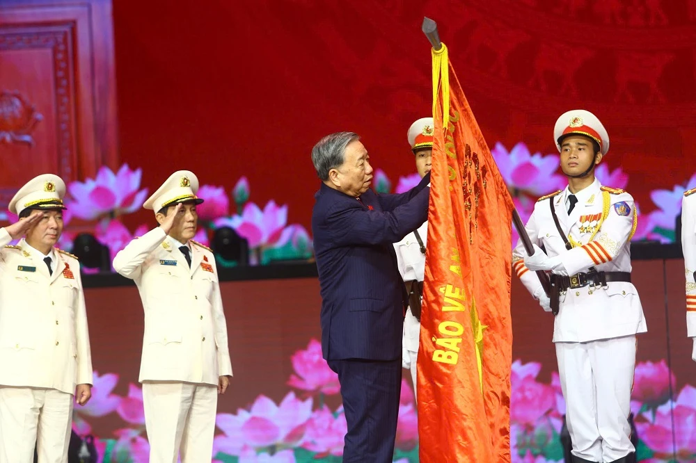 Tổng Bí thư Tô Lâm yêu cầu lực lượng Công an Nhân dân cần lắng nghe dân, dựa vào dân, học dân, tôn trọng dân, vì hạnh phúc của Nhân dân mà phấn đấu.