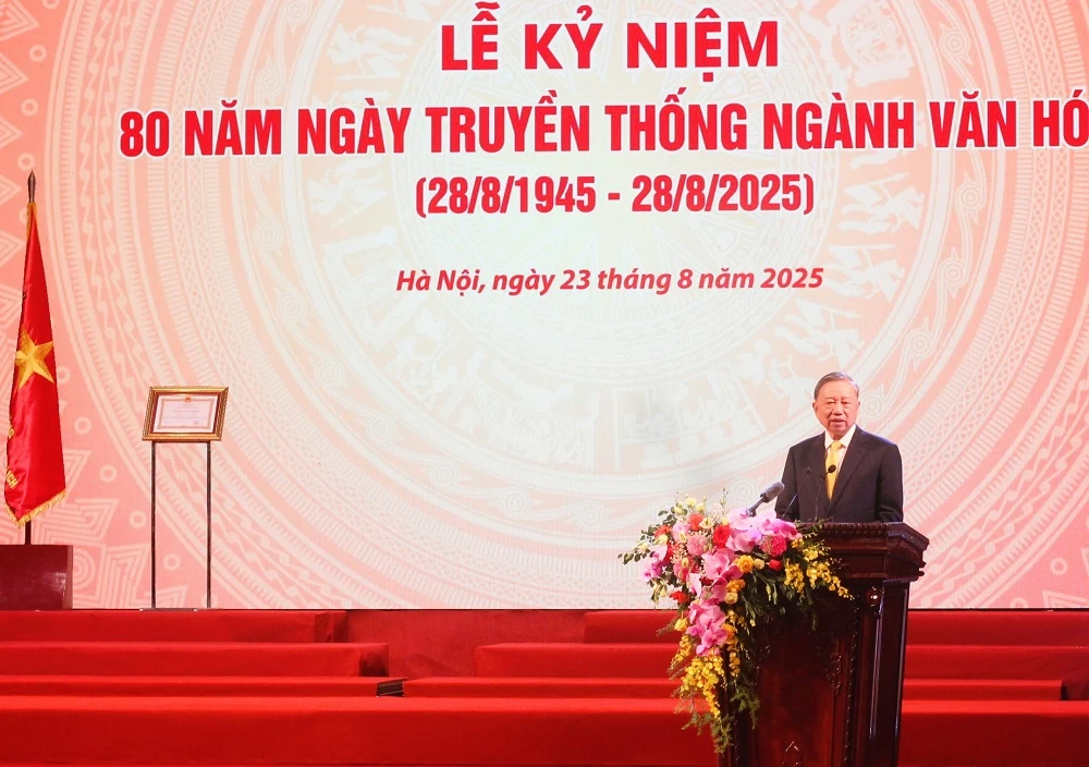 tong-bi-thu-moi-nguoi-lam-van-hoa-hay-mang-trong-tim-long-tu-trong-nghe-nghiep.JPG