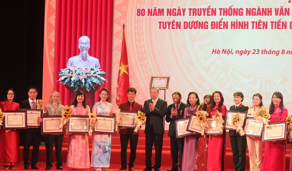 tong-bi-thu-moi-nguoi-lam-van-hoa-hay-mang-trong-tim-long-tu-trong-nghe-nghiep-2.JPG