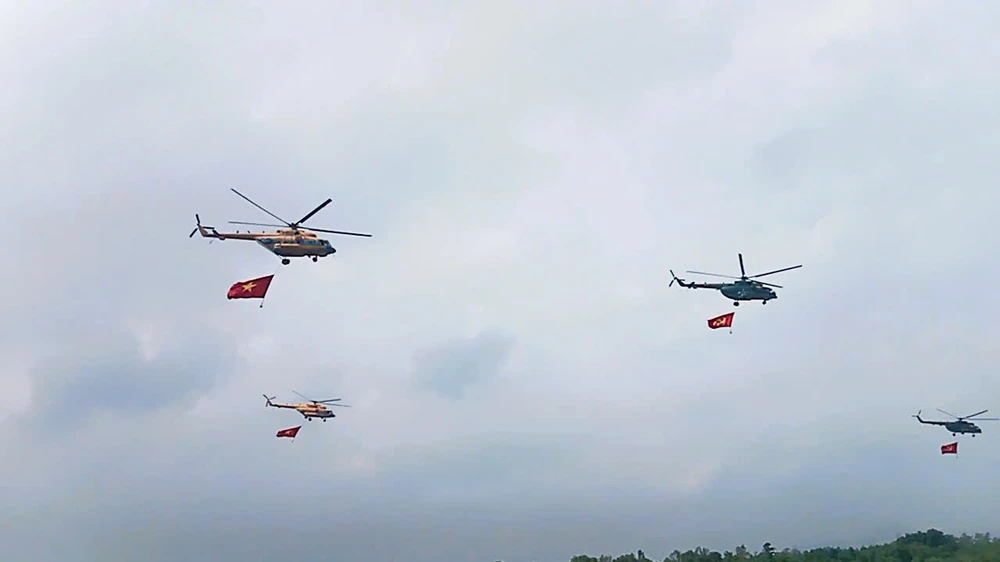 treo cờ Đảng, cờ Tổ Quốc,