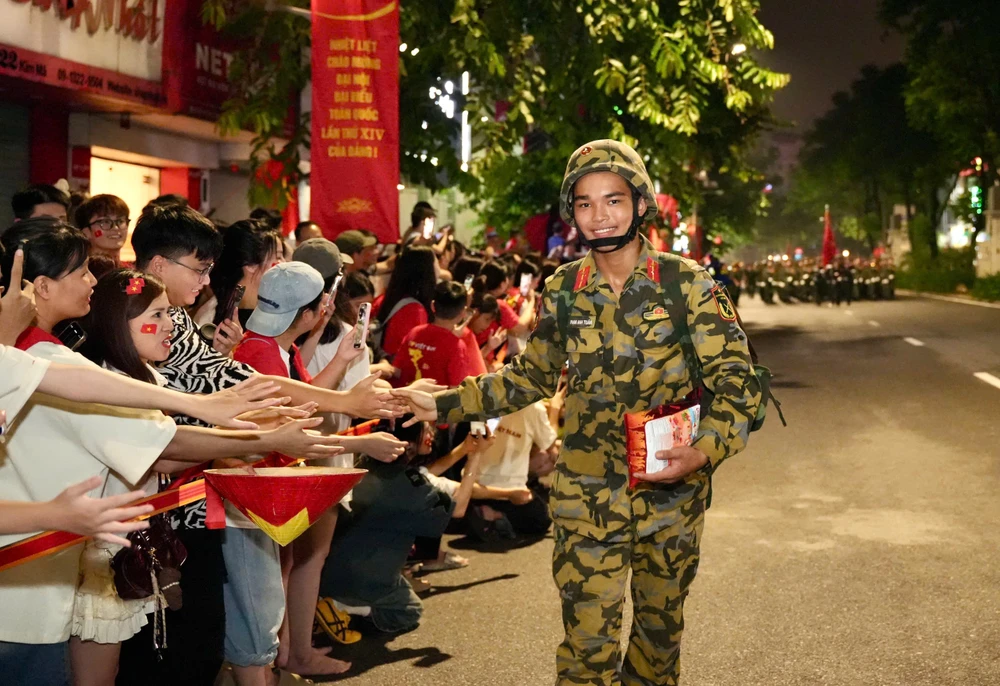 Chiến sĩ công binh giao lưu với người dân. Ảnh: NGỌC SƠN.