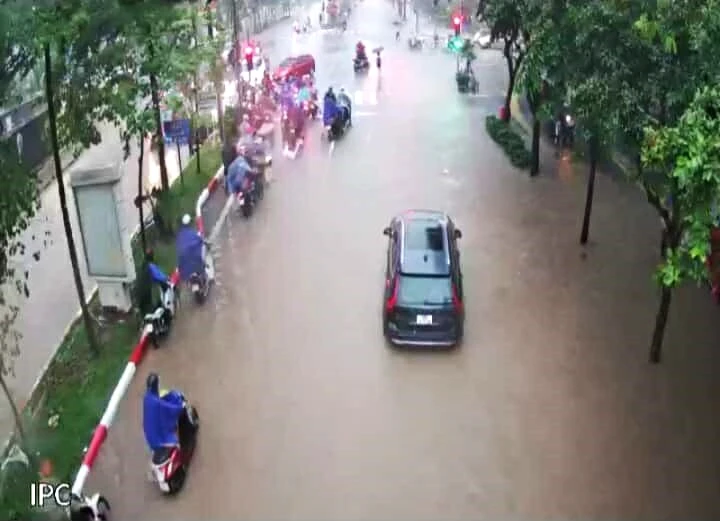 Một chiếc ô tô đứng im trên một con đường ngập nước ở Hà Nội. Ảnh chụp màn hình iHanoi.