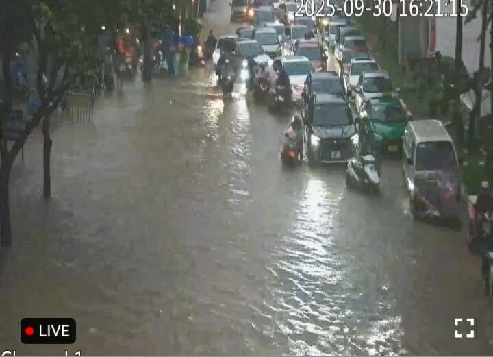 Nhiều nơi ở Hà Nội ngập, người dân tìm cách băng qua những con đường ngập nước lúc tan tầm. Ảnh chụp màn hình iHanoi.