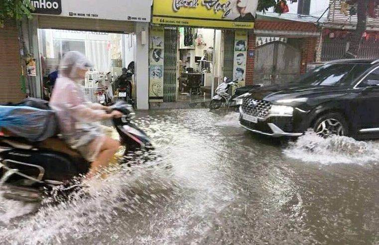 Nhiều chỗ ngập nước, người dân vẫn quyết băng qua để về nhà. Ảnh: VIẾT THỊNH.