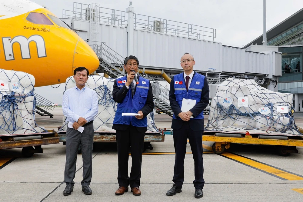 Đại diện Việt Nam và Nhật Bản tại buổi lễ bàn giao hàng cứu trợ khẩn cấp