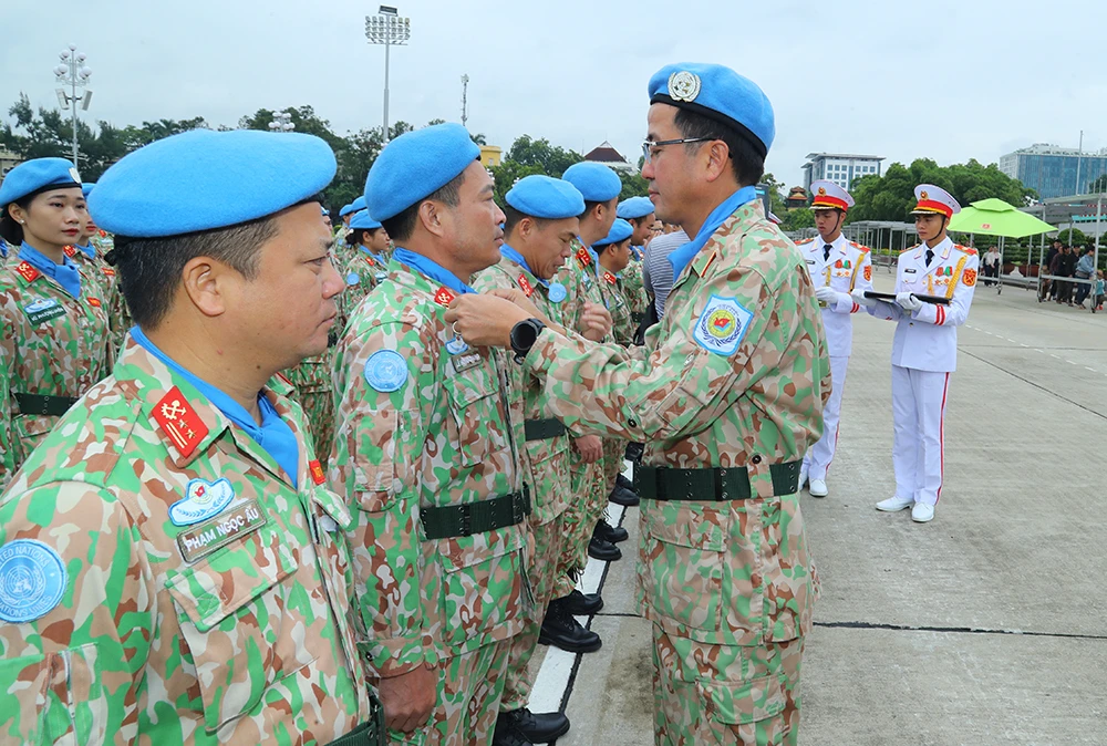 cuc-gin-giu-hoa-binh-viet-nam-bao-cong-dang-bac-5.jpg.crdownload