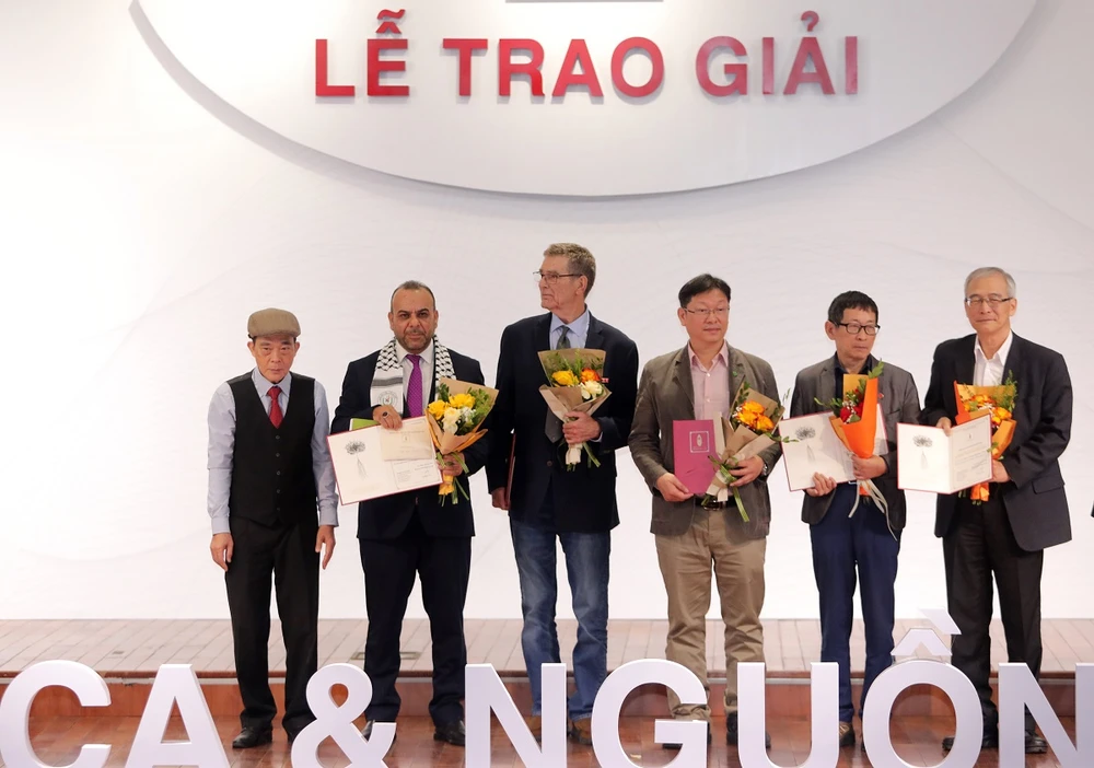 cuoc-thi-tho-cua-viet-nam-trao-giai-cong-hien-cho-9-tac-gia-nuoc-ngoai.jpg