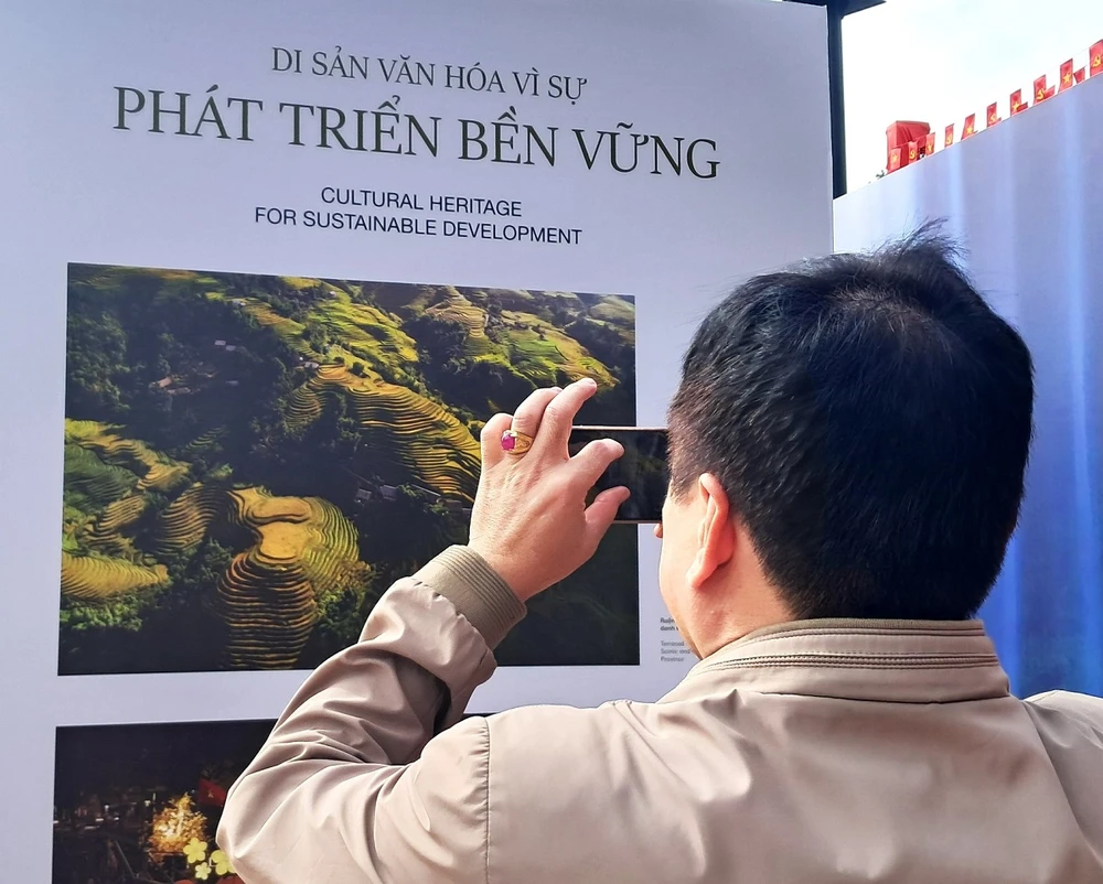 du-khach-quoc-te-thich-thu-xem-di-san-van-hoa-viet-nam-qua-trung-bay-5.jpg