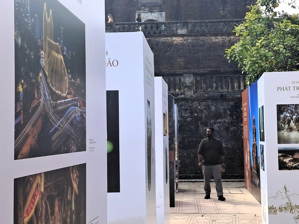 du-khach-quoc-te-thich-thu-xem-di-san-van-hoa-viet-nam-qua-trung-bay-6.jpg