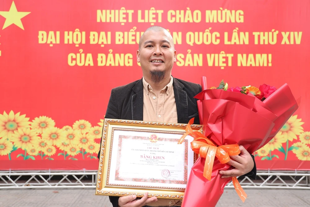 Hoạ sĩ Lê Hữu Hiếu nhận Bằng khen của UBND Thành phố Hồ Chí Minh.JPG