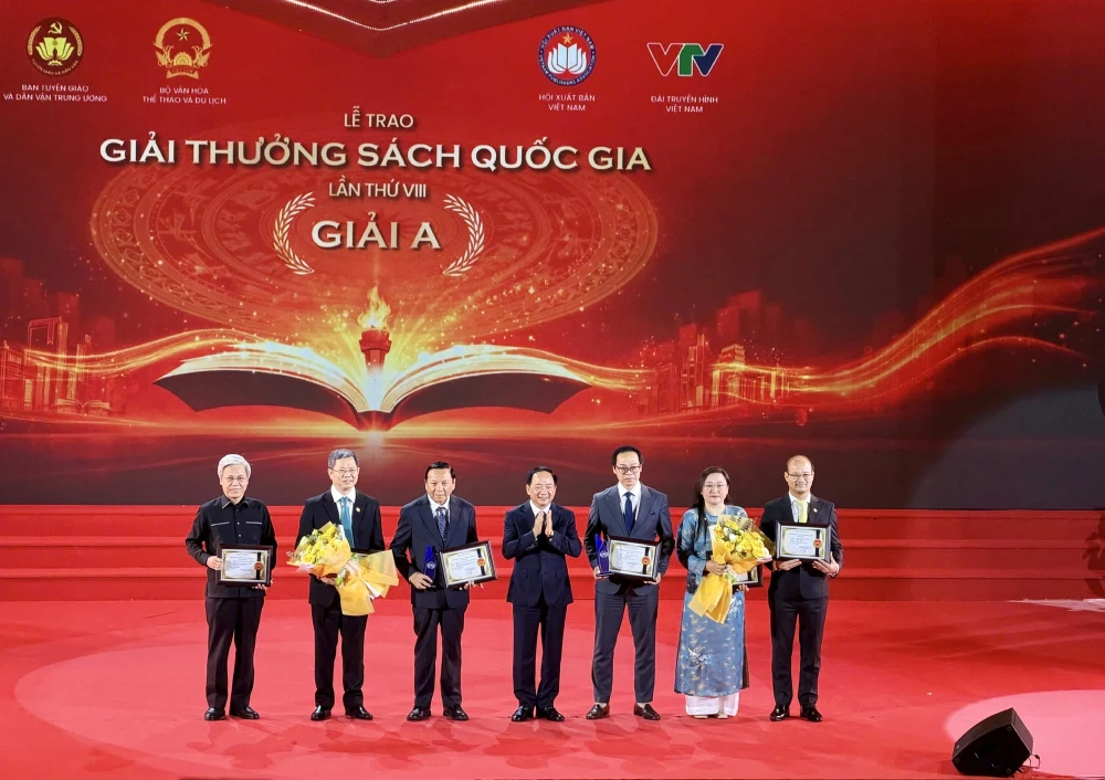 lich-su-viet-nam-bang-hinh-doat-giai-thuong-sach-quoc-gia-lan-thu-viii.jpg