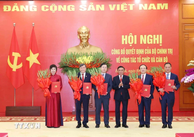 hoi-nghi-cong-bo-quyet-dinh-cua-bo-chinh-tri-ve-cong-tac-to-chuc-va-can-bo-01-1.jpg