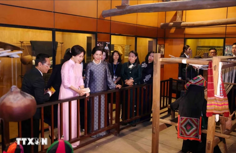 phu-nhan-tong-bi-thu-chu-tich-nuoc-va-phu-nhan-tong-thong-han-quoc-tham-quan-bao-tang-dan-toc-hoc-viet-nam-1.jpeg