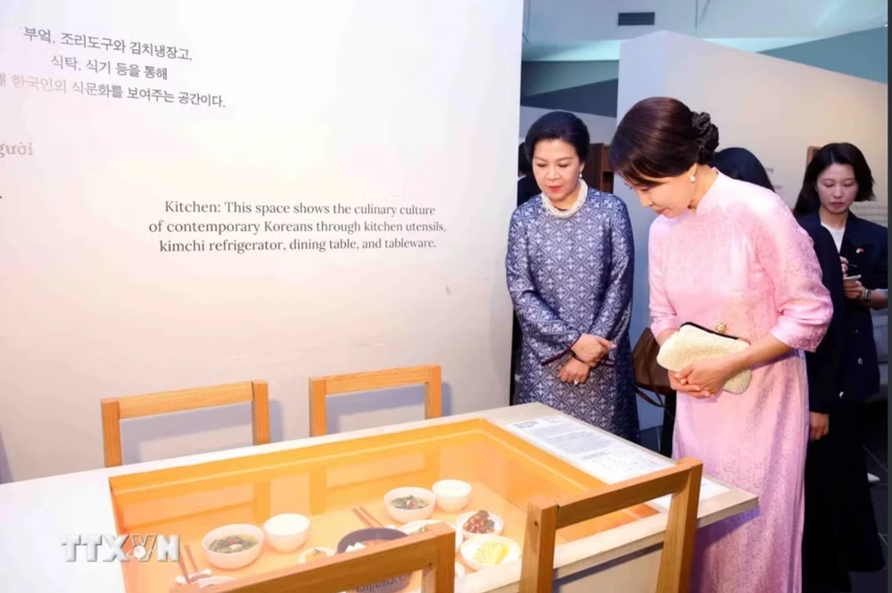 phu-nhan-tong-bi-thu-chu-tich-nuoc-va-phu-nhan-tong-thong-han-quoc-tham-quan-bao-tang-dan-toc-hoc-viet-nam-4.jpeg