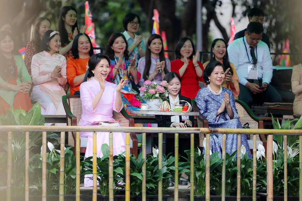 phu-nhan-tong-thong-han-quoc-mac-ao-dai-do-phu-nhan-tong-bi-thu-chu-tich-nuoc-to-lam-2.jpg