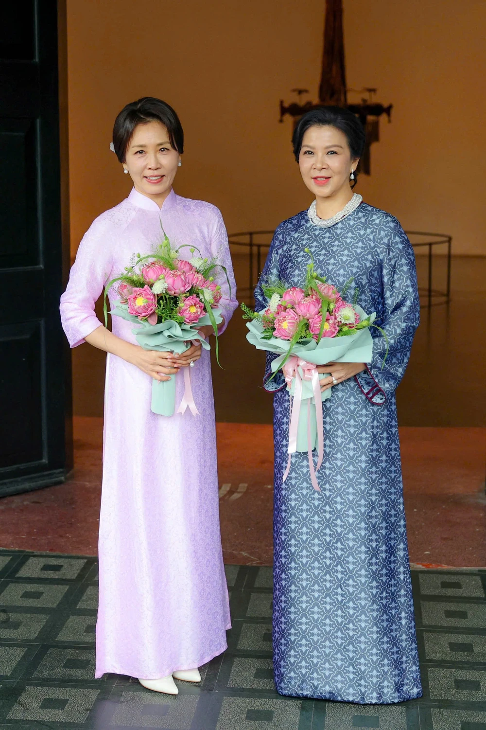 phu-nhan-tong-thong-han-quoc-mac-ao-dai-do-phu-nhan-tong-bi-thu-chu-tich-nuoc-to-lam-4.jpg