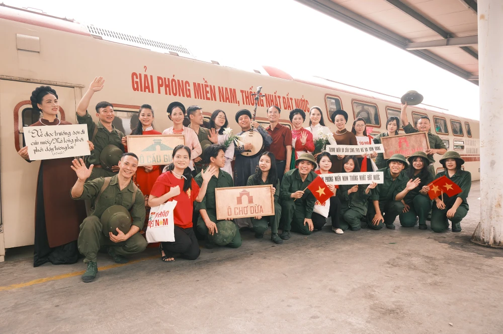 chuyen-tau-doan-vien-tai-hien-ky-uc-lich-su-dip-30-4-va-1-5-9.JPG