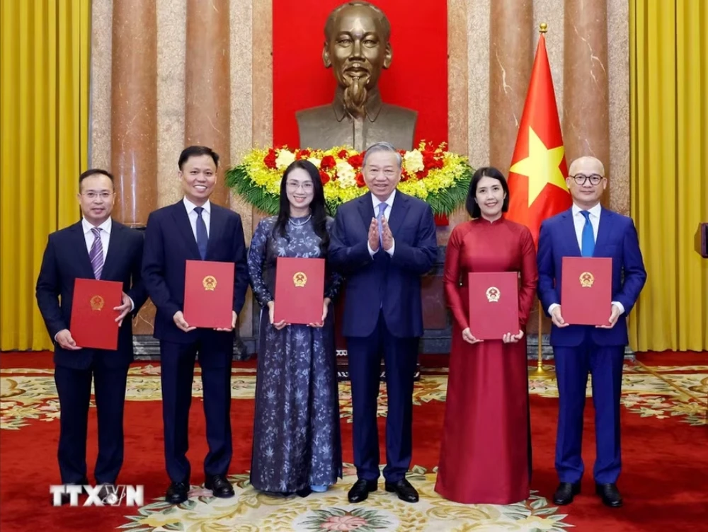 tong-bi-thu-chu-tich-nuoc-to-lam-chu-tri-le-trao-quyet-dinh-bo-nhiem-cho-5-dai-su-9.jpeg