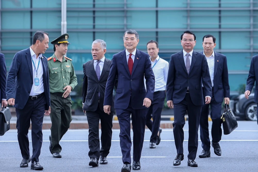thu-tuong-chinh-phu-le-minh-hung-len-duong-tham-du-hoi-nghi-cap-cao-asean-lan-thu-48.jpg